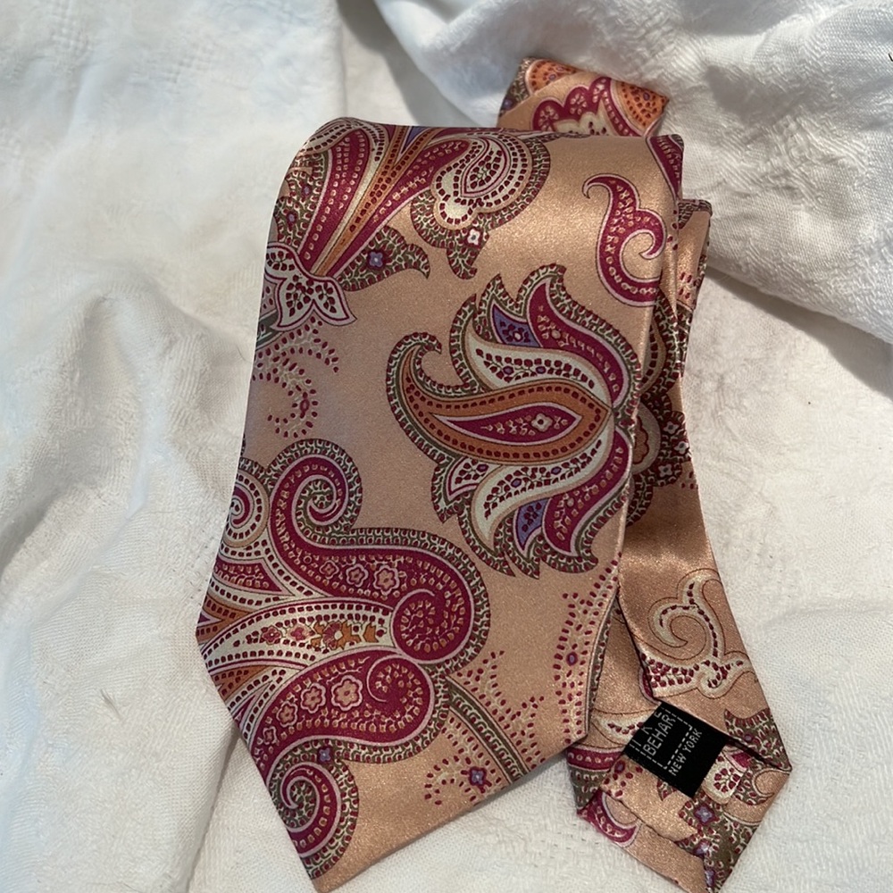 New in packaging Ike Behar paisley silk necktie